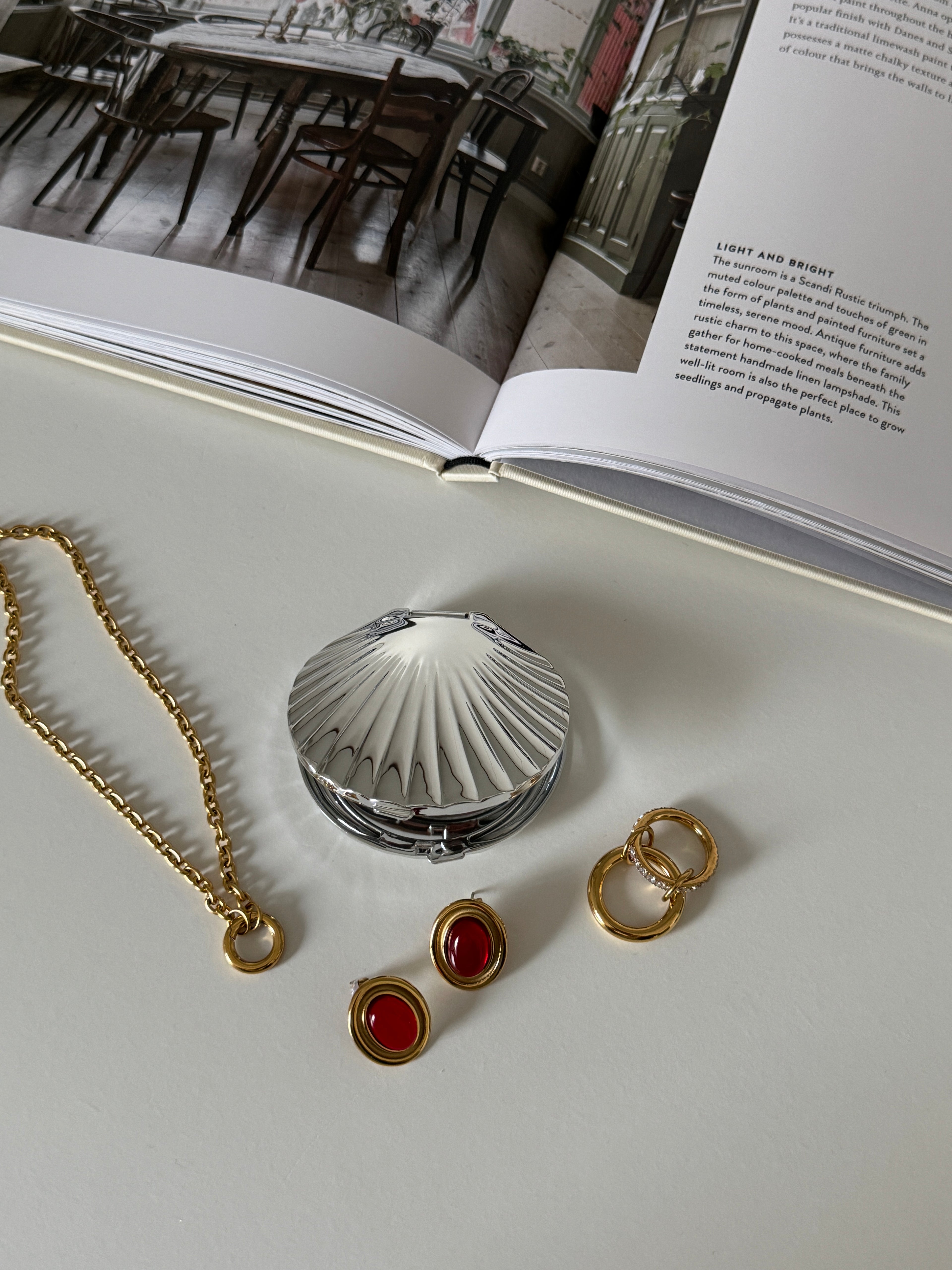 Goldene Halskette mit Charms und Burgundey Ohrstecker wasserfest aus Edelstahl ästhetischer Schmuck