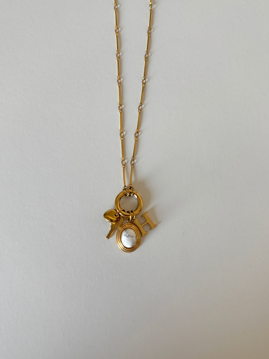 Goldene Halskette mit Charms und Perlen wasserfest 