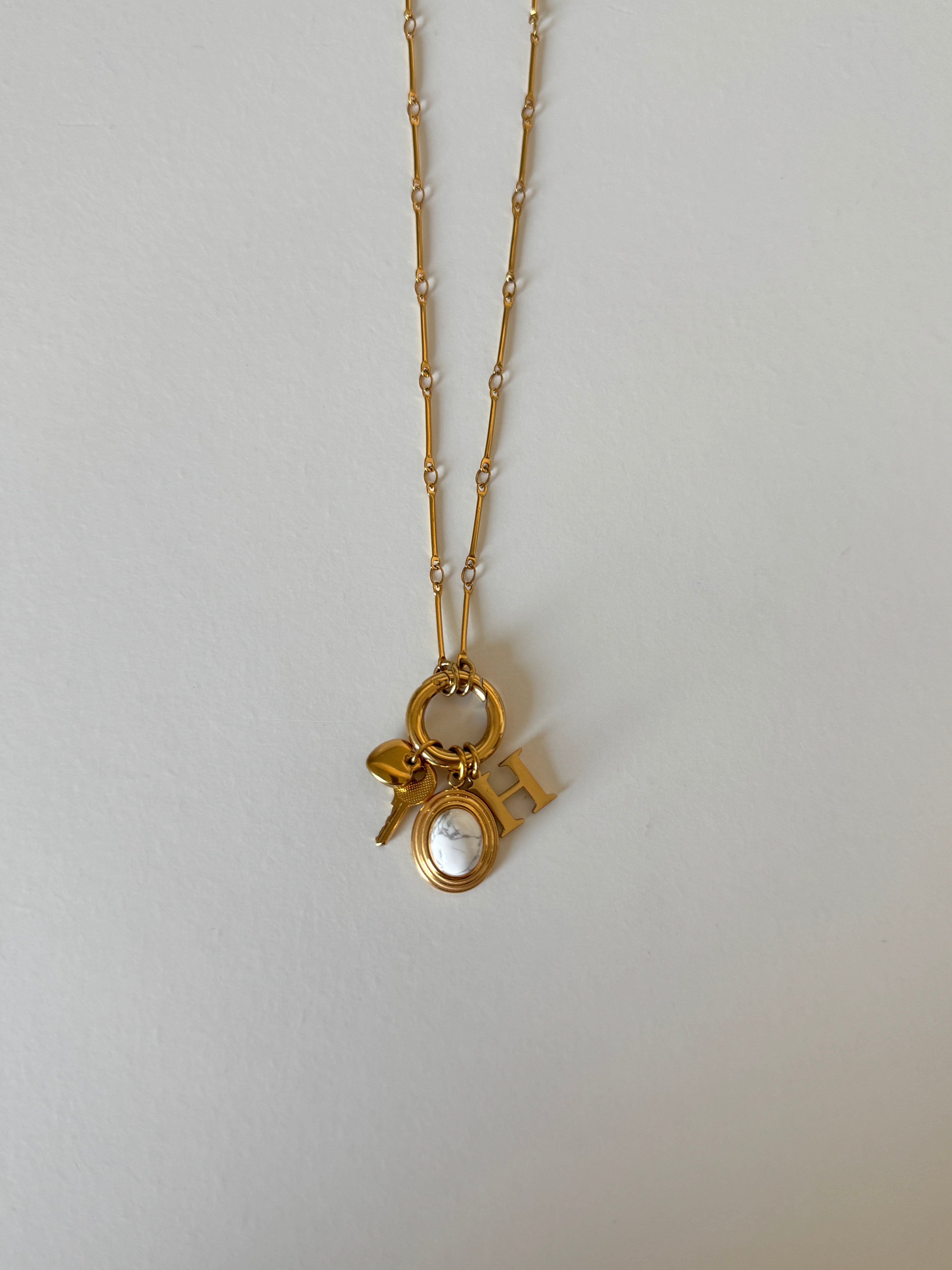 Goldene Halskette mit Charms und Perlen wasserfest 